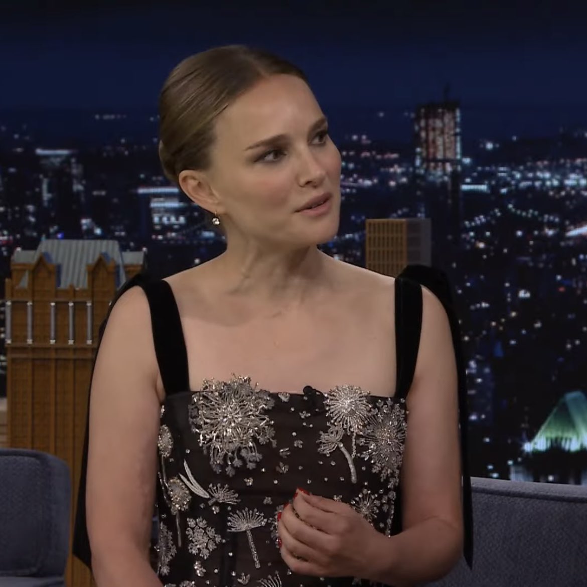 PopCrave's tweet photo. Natalie Portman says Rihanna helped her deal with her divorce by calling her “one of the hottest b*tches in Hollywood”:

“It was exactly what I needed.” https://t.co/z6UR1d9SDa