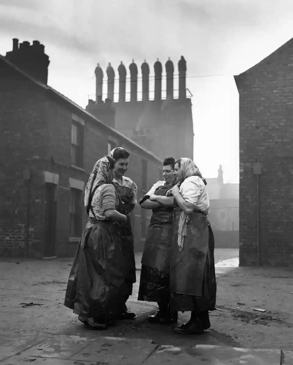 stjohnsphoto's tweet photo. Bert Hardy #photography 
Street Talk, Hull, 1951 https://t.co/6rYLJtTe4E