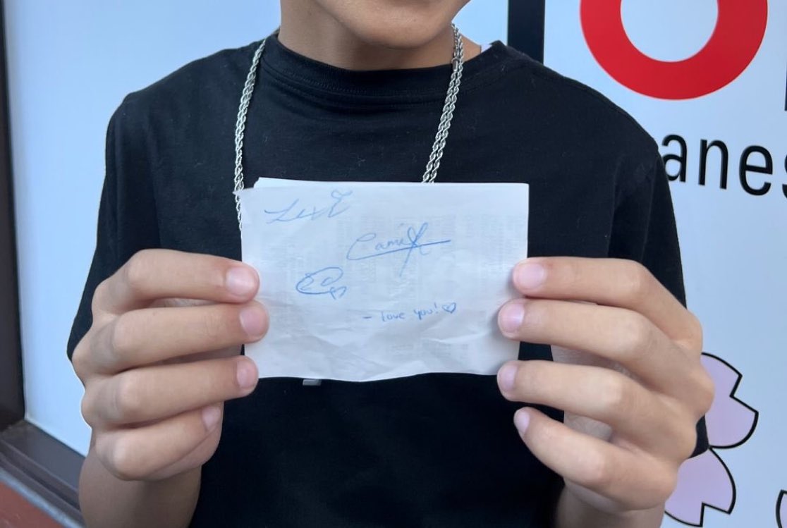 INFO_VCHA's tweet photo. 📸| A fan met #CAMILA , #LEXI and #SAVANNA in Los Angeles, California.

The fan mentioned that they couldn't take photos, so they gave him an autograph!

#VCHA #빛을 @Official_VCHA https://t.co/kNAO0U7aaD