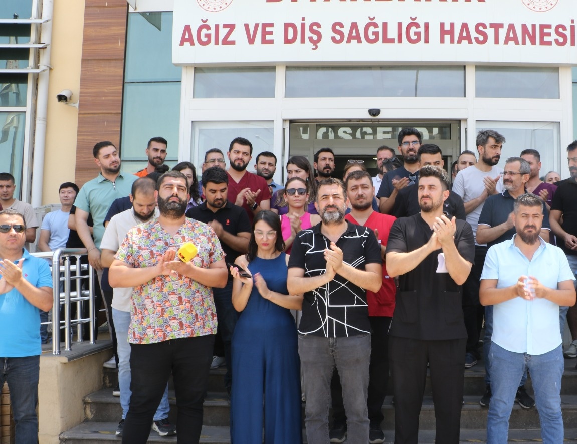 13.07.2024 tarihinde Diclekent Semt Polikliniğinde <a href="/hekim_birligi/">Hekim Birliği</a> sendikamız diş hekimi üyemize pompalı tüfekle gerçekleştirilmeye çalışılan şiddet girişimini kınıyoruz. Diyarbakır @diyardho_ öncülüğünde gerçekleştirilen basın açıklamasına destek olan <a href="/hekimsen/">Hekimsen</a> ve