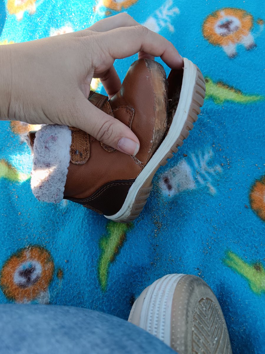 mabealvarez's tweet photo. Nisiquiera 3 meses de uso por una bebé de 1 qño y los zapatos bamers terminan así, en serio???? @BamersChile https://t.co/WDolmYcDXL