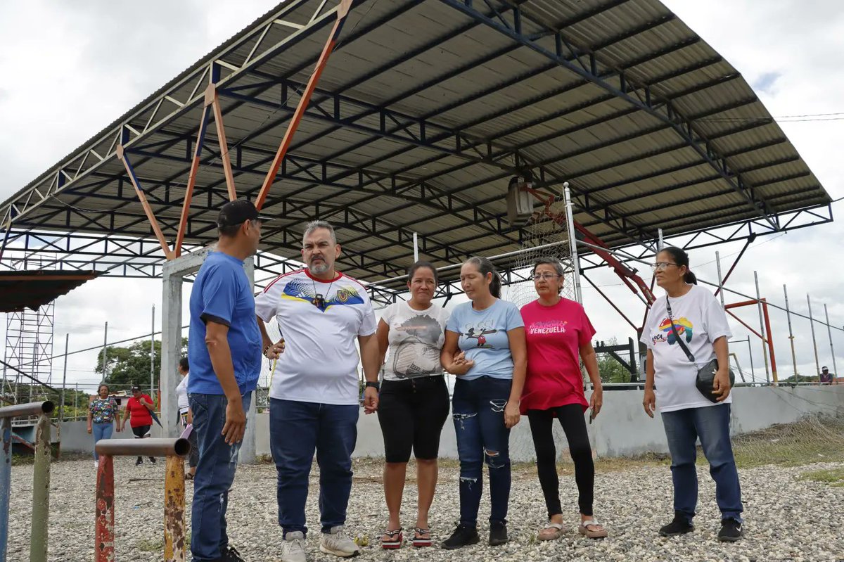 ¡Espacios para la vida!

Estuvimos nuevamente en "Los Duriguas" supervisando los trabajos de mejoras en las canchas deportivas que muy pronto estaremos entregando como nueva a nuestra gente para su sano esparcimiento. 

Una instrucción de nuestro presidente  <a href="/NicolasMaduro/">Nicolás Maduro</a>