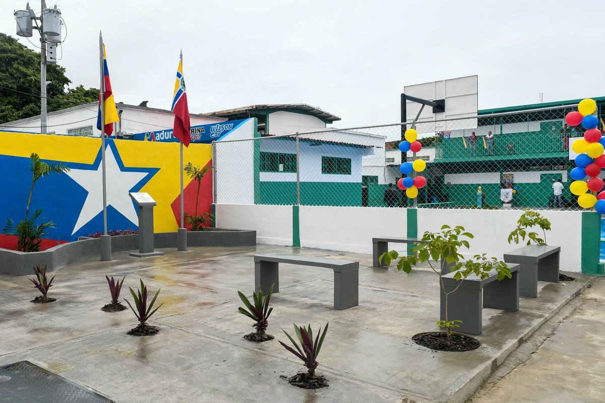 ¡Bajo la lluvia bendita!

El Buen Gobierno del Pdte. <a href="/NicolasMaduro/">Nicolás Maduro</a> entregó, en el municipio Sucre, estado #Aragua, los espacios embellecidos y rehabilitados de la U.E.N. Cagua.

Más de 345 estudiantes son beneficiados con esta obra de amor.

<a href="/MPPEDUCACION/">MPPEDUCACION</a>