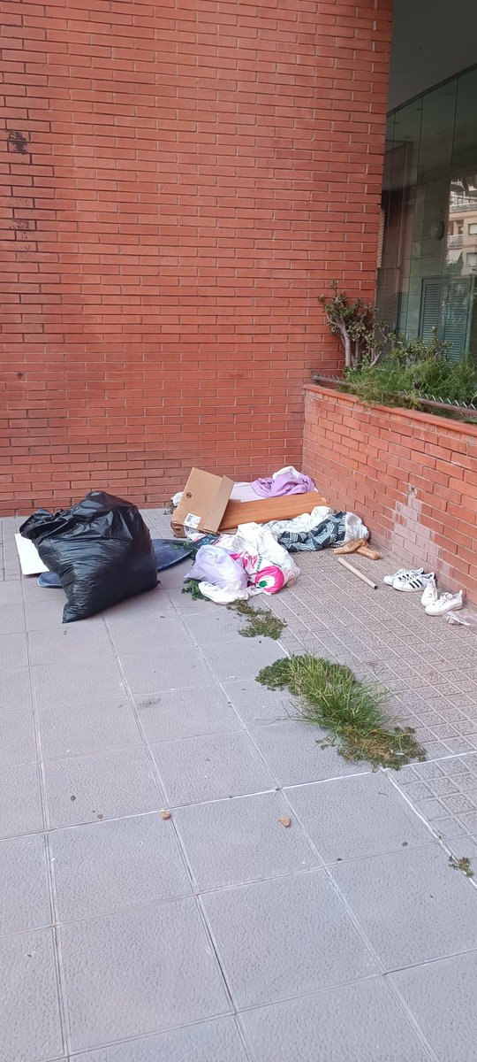 Portem tres dies intentant que desallotgin aquesta barraca.
Passem part a través de l'aplicació i ens responen que s'ha de fer càrrec la guàrdia urbana.
Cridem a la guàrdia urbana i ens diuen que es fan càrrec els de la neteja.
<a href="/LHAjuntament/">Ajuntament de L'Hospitalet</a> <a href="/LhVerd/">𝐋'𝐇𝐨𝐬𝐩𝐢𝐭𝐚𝐥𝐞𝐭 𝐕𝐞𝐫𝐝</a> <a href="/LHGUurbanaSPC/">SPC Guàrdia Urbana de L'Hospitalet</a> <a href="/LHospiNet/">LHospitalet Ben Net</a>