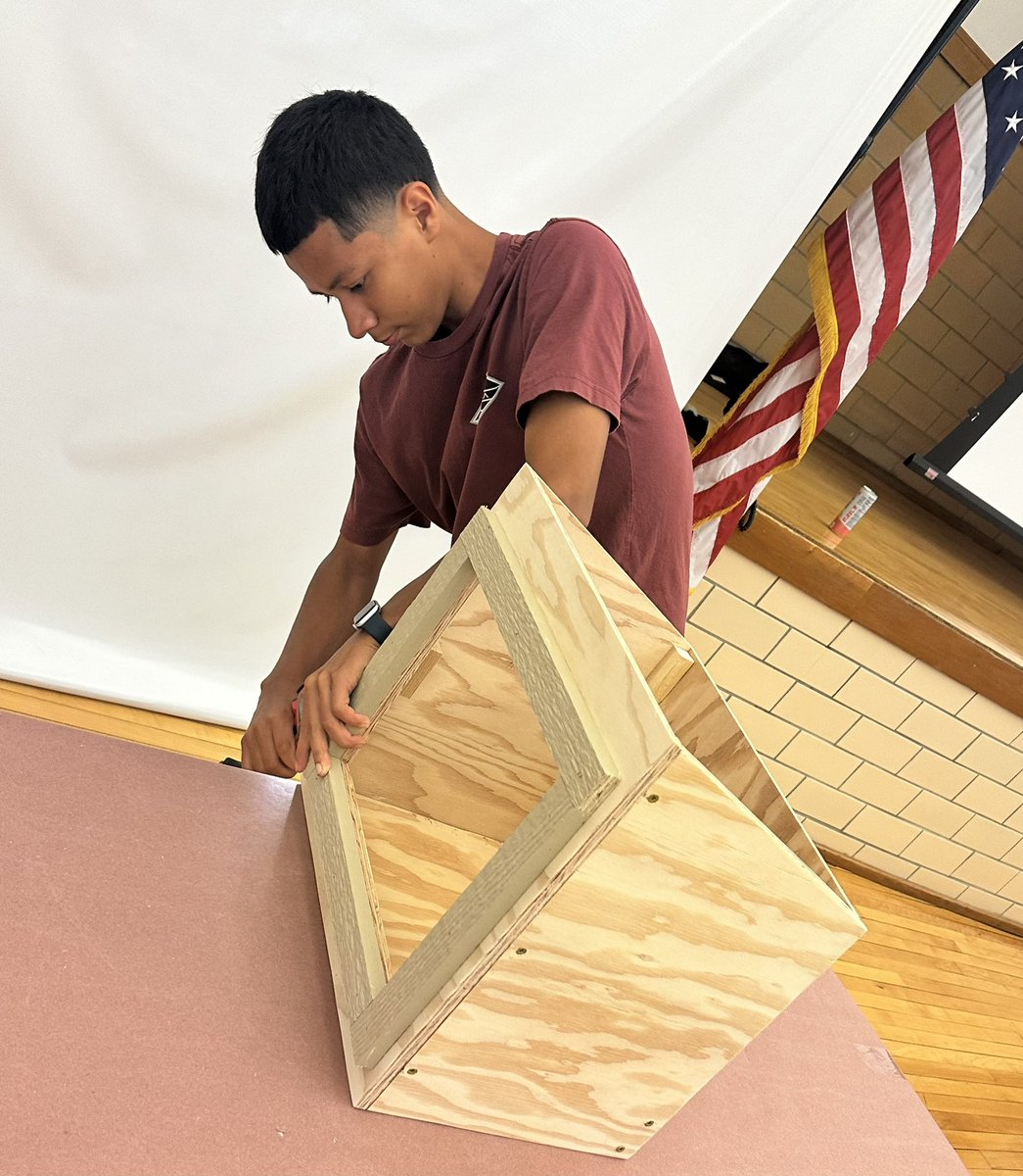 DrVickiLarson's tweet photo. Our Stars group is hard at work creating little libraries for our schools! Canโt wait to see the finish productsโฆstay tuned #Community #Education #LittleLibraries #HarvardRising https://t.co/0innQWBxTu