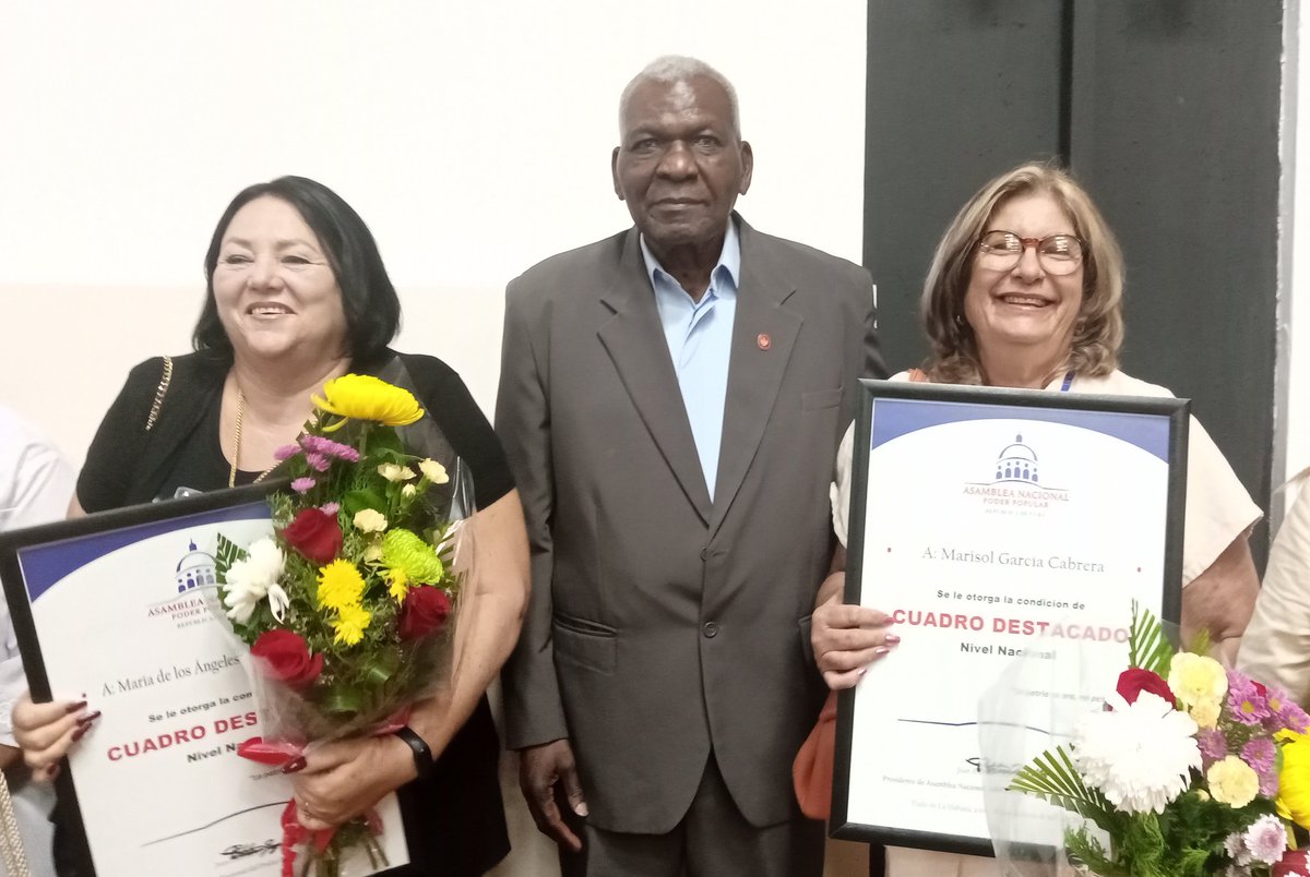 MinoskaCuba's tweet photo. Esteban Lazo, presidente de la @AsambleaCuba presidió el acto de reconocimiento a cuadros destacados a nivel de país del sistema del Poder Popular, entre ellas dos villaclareñas @MarisolGarcCab y @marilys_diaz 
Muchas felicidades 👏 https://t.co/IPn4H2zKjs