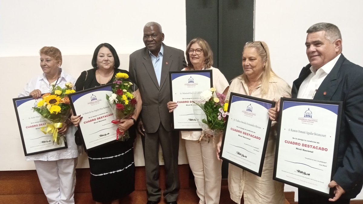 MinoskaCuba's tweet photo. Esteban Lazo, presidente de la @AsambleaCuba presidió el acto de reconocimiento a cuadros destacados a nivel de país del sistema del Poder Popular, entre ellas dos villaclareñas @MarisolGarcCab y @marilys_diaz 
Muchas felicidades 👏 https://t.co/IPn4H2zKjs