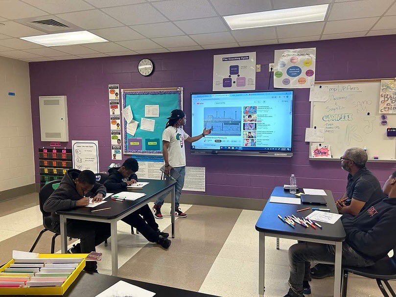 GovernorKayIvey's tweet image. Great to see Alabama students hard at work at their summer reading camps! These young minds are building a foundation for success by embracing the joy of learning coupled with their creativity. #NationalSummerLearningWeek