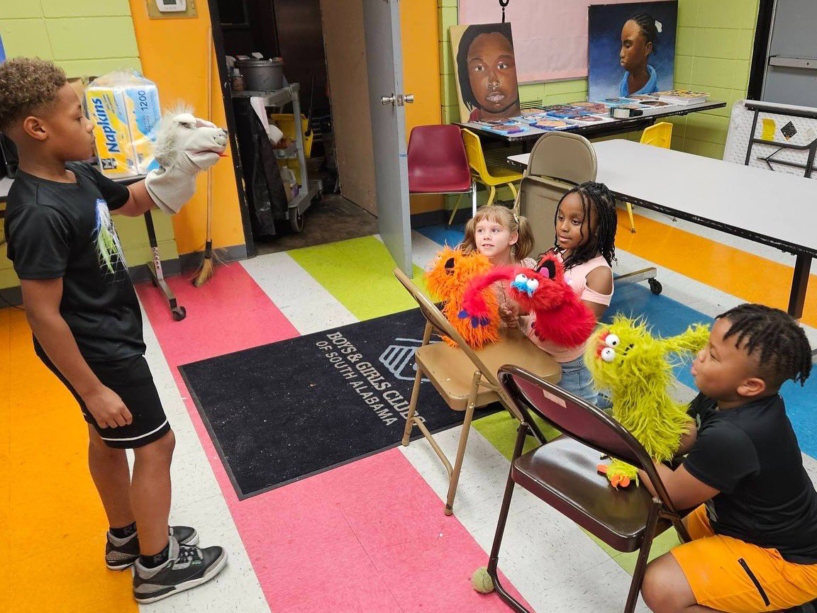 GovernorKayIvey's tweet image. Great to see Alabama students hard at work at their summer reading camps! These young minds are building a foundation for success by embracing the joy of learning coupled with their creativity. #NationalSummerLearningWeek