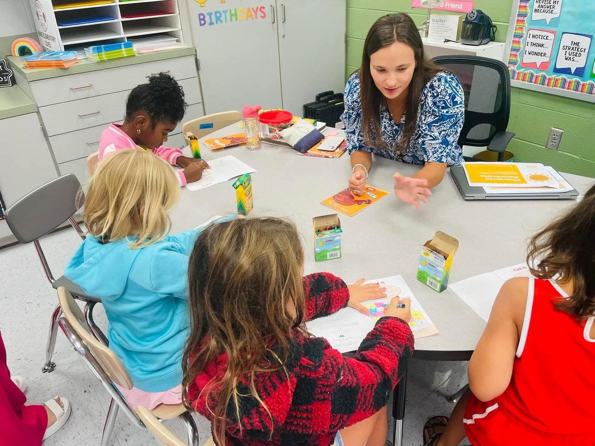 GovernorKayIvey's tweet image. Great to see Alabama students hard at work at their summer reading camps! These young minds are building a foundation for success by embracing the joy of learning coupled with their creativity. #NationalSummerLearningWeek