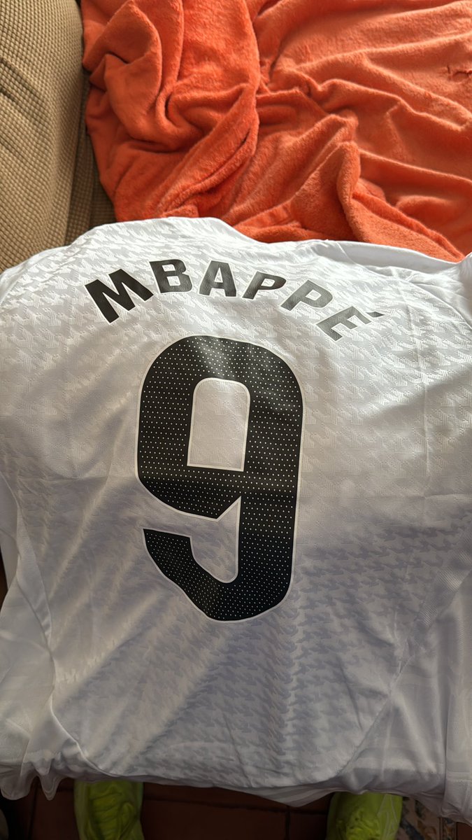 90sTOONMANIA's tweet photo. @sergiofq11 @senordelaspicas @Ctinfo_17 @MadridismoreaI La tuya viene con la serigrafia bien jajaja mira la mia sabes porque? https://t.co/91ktzJ3xY7