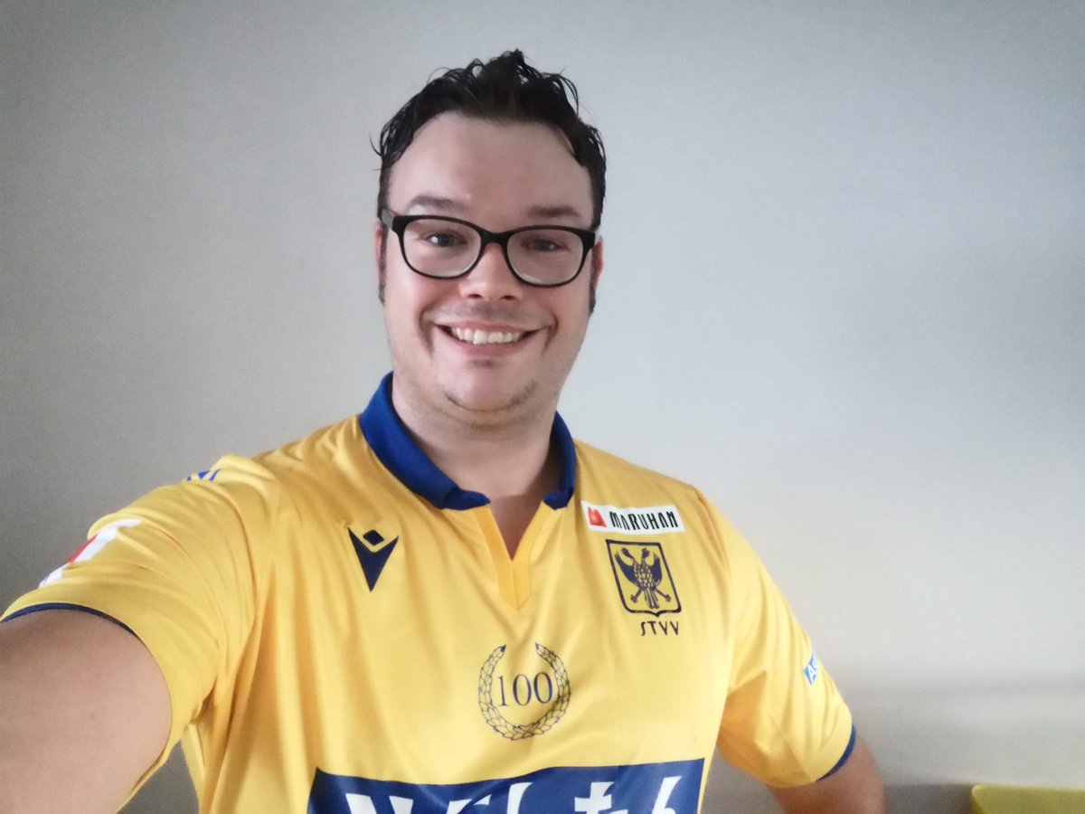 Wim_VDW's tweet photo. Heerlijk, zo gaan joggen met het mooiste truitje ter wereld 😍💛💙 @stvv #yellowbluearmy 💛💙 #kanaries 🐥 https://t.co/GL6hsXReJe