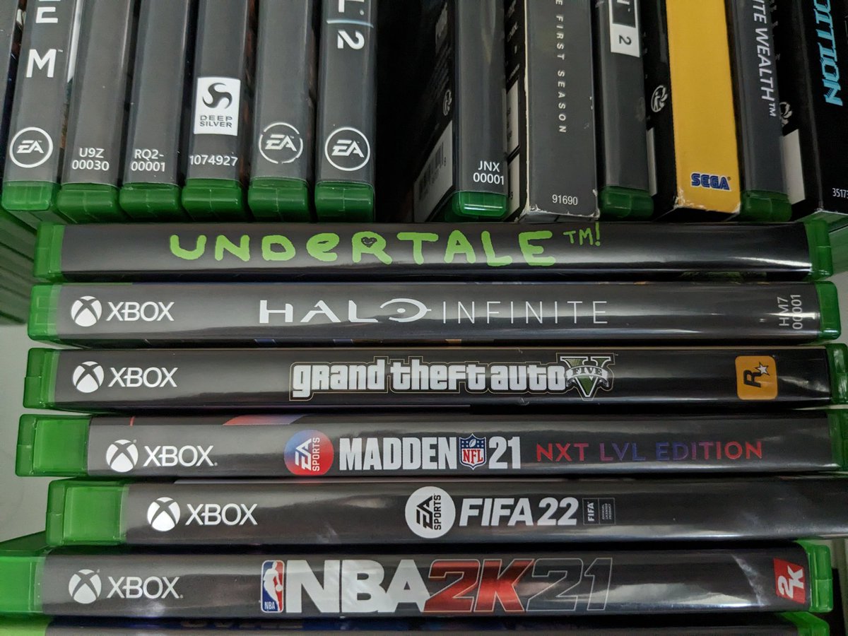 ToyConGarageVR's tweet image. got undertale xbox one physically a couple months ago and found out it has a reversible cover that doesn't seem to be documented anywhere