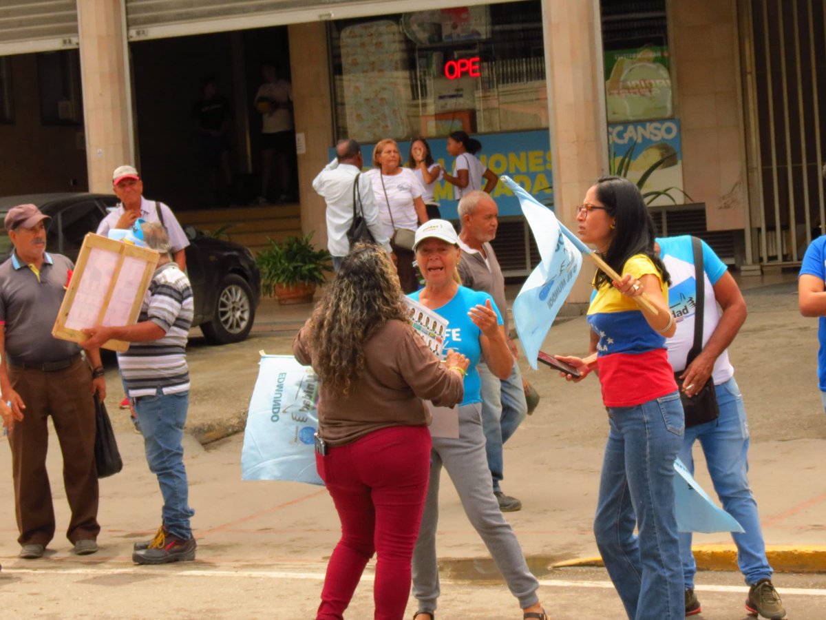 CemCharallaveAD's tweet photo. Los ADecos en resistencia seguimos en las calles de #Charallave motivando al voto de nuestro candidato @EdmundoGU 
La @unidadvenezuela más comprometidos que nunca por #Venezuela
#VamosAGanar 
#UnidadyVoto 
@ADOrganizacion_ 
@ADMirandaCES 
@hramosallup 
@PieroMaroun https://t.co/w429P1ohSc