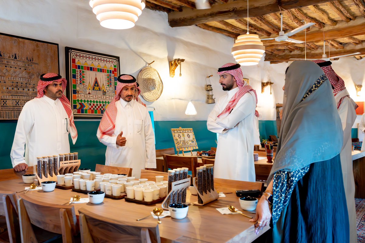 AhmedAlKhateeb's tweet photo. خلال زيارتي لمنطقة عسير استمتعت بأهم الوجهات السياحية والقرى التاريخية في المفتاحة وطبب التراثية، وسط الأجواء الباردة والطبيعة الخضراء في منتزهات المنطقة ضمن برنامج #صيف_السعودية. https://t.co/65xyKk98Yn