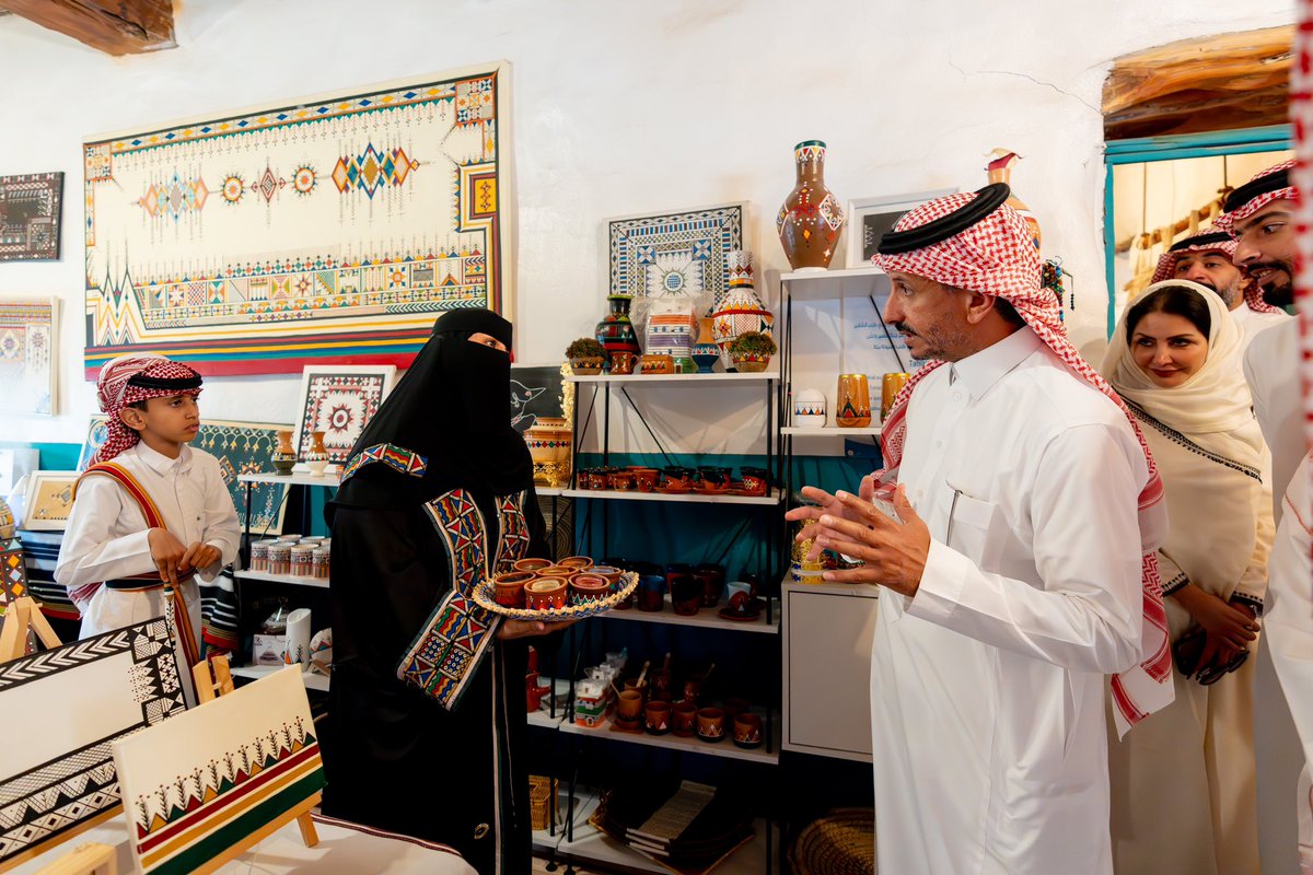AhmedAlKhateeb's tweet photo. خلال زيارتي لمنطقة عسير استمتعت بأهم الوجهات السياحية والقرى التاريخية في المفتاحة وطبب التراثية، وسط الأجواء الباردة والطبيعة الخضراء في منتزهات المنطقة ضمن برنامج #صيف_السعودية. https://t.co/65xyKk98Yn