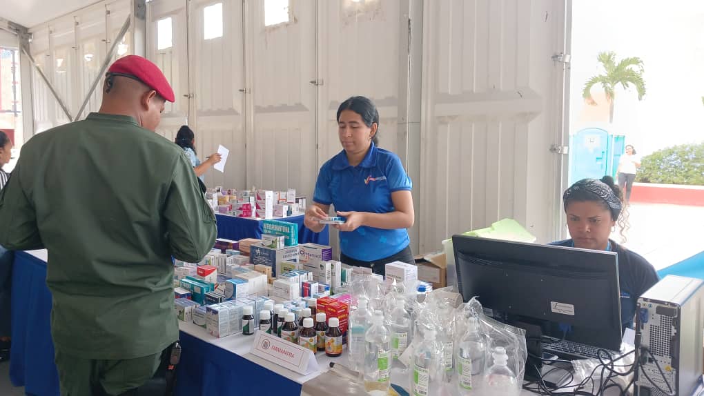 #Caracas | Desde la plaza bicentenaria, en Miraflores, se realiza jornada de atención farmacéutica con el fin de fortalecer el Sistema Público Nacional de Salud (SPNS).

#JuntosPorCadaLatido #VenezuelaVaPaLante #Farmapatria 
<a href="/NicolasMaduro/">Nicolás Maduro</a> <a href="/MagaGutierrezV/">Magaly Gutiérrez Viña</a>