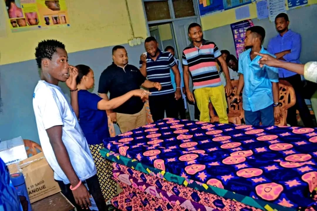 Kis24Info's tweet photo. #KISANGANI
Dans le cadre des activités de l'asbl #CODEK appuyée par le Député National, élu de Kisangani @FontaineMangala, des matelas et un lot de médicaments ont été remis ce mardi au centre de Santé #MOKELA dans la commune Kisangani. https://t.co/ACrGu2Mucx