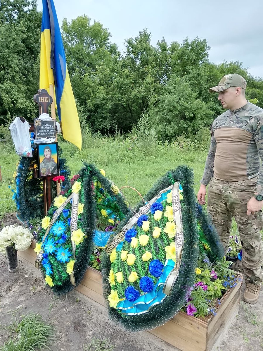 UdaUkrainian's tweet photo. UDA Defender Callsign "Borsch" Rostyslav Volodymyrovych and close friend of callsign "Sweety" defended his homeland on the outskirts of the village of Ivanovske "near Bakhmut".

Rostyslav is another brave hero that stood between the Invaders senseless brutality and the peace-loving people of Ukraine. 

Condolences to his loved ones and our friend Andrey @__sweety__UDA who we see here in the left picture paying his respects to his dear friend. 😥

Rest in Peace Hero of Ukraine. 🙏
Слава Україні 🇺🇦Героям Слава 🫡 
#УДА #ГероямСлава