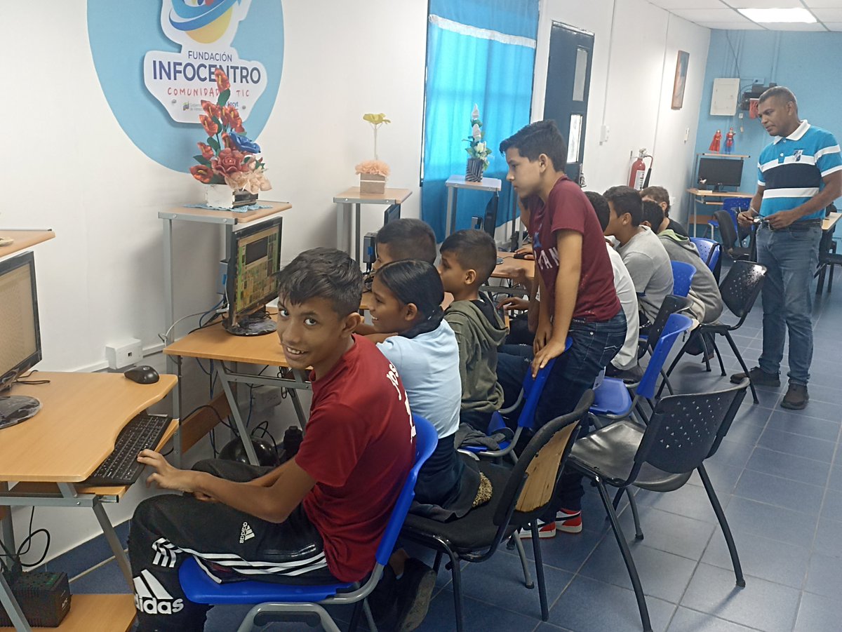 infomon25's tweet photo. Taller básico de Scratch con los niños y adolescentes de la comunidad. https://t.co/RA2bphAH89
