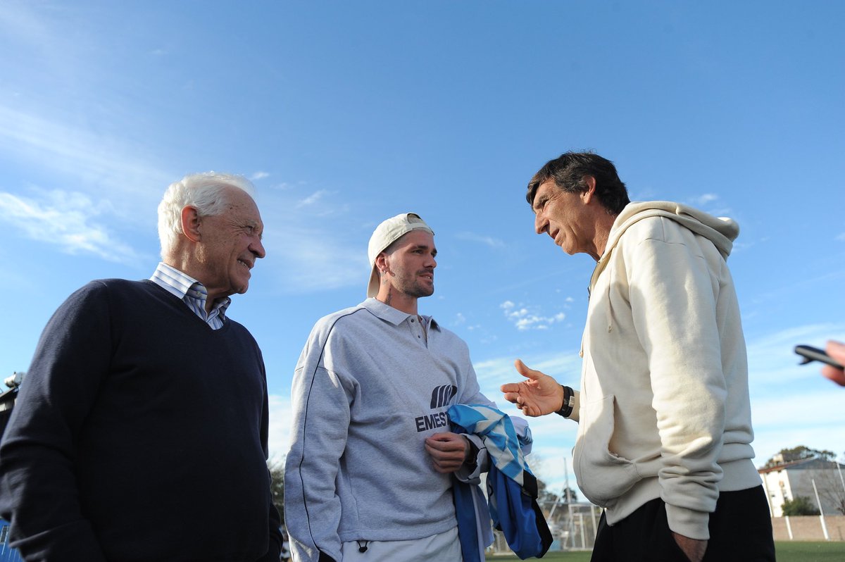 RacingClub's tweet photo. Después de una nueva Copa América con @Argentina, Rodrigo de Paul visitó el Predio Tita para ver el encuentro de la Reserva 🩵

¡Qué bueno verte en casa, @rodridepaul! 🏆🎓 https://t.co/c0yQ2Qtf5u