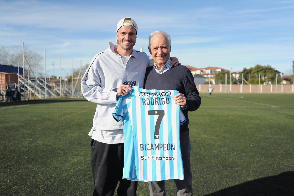RacingClub's tweet photo. Después de una nueva Copa América con @Argentina, Rodrigo de Paul visitó el Predio Tita para ver el encuentro de la Reserva 🩵

¡Qué bueno verte en casa, @rodridepaul! 🏆🎓 https://t.co/c0yQ2Qtf5u