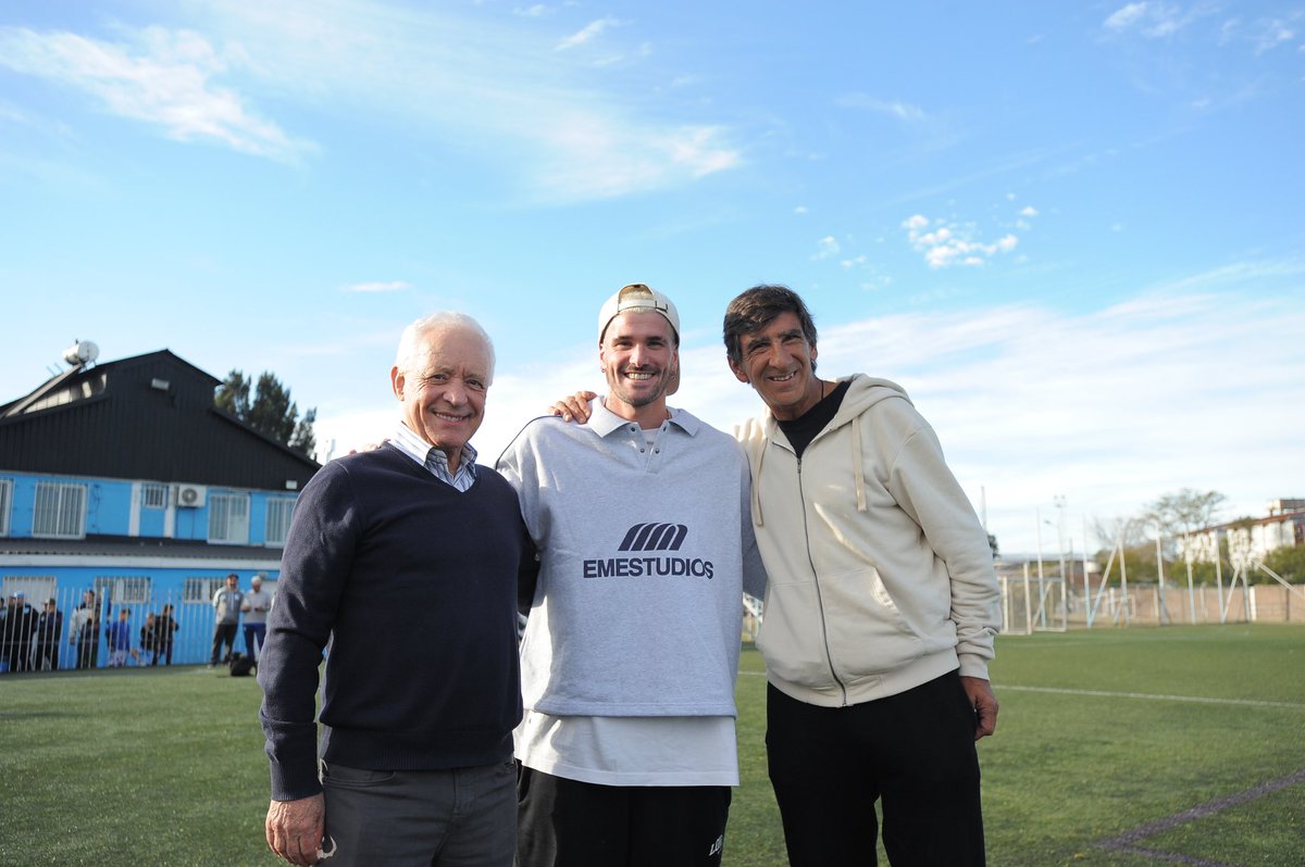 RacingClub's tweet photo. Después de una nueva Copa América con @Argentina, Rodrigo de Paul visitó el Predio Tita para ver el encuentro de la Reserva 🩵

¡Qué bueno verte en casa, @rodridepaul! 🏆🎓 https://t.co/c0yQ2Qtf5u