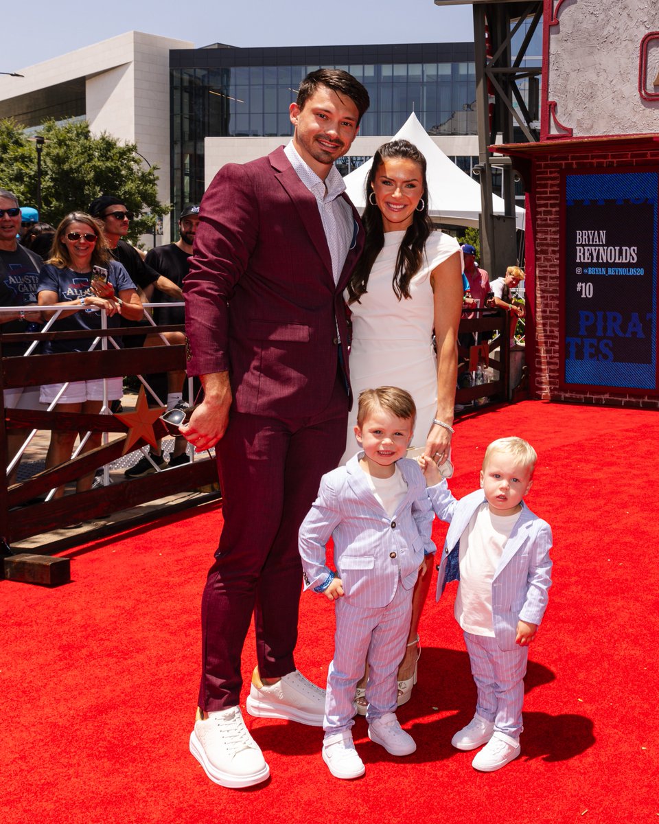 Pirates's tweet photo. The Reynolds crew 🥰🤩 https://t.co/YMSuIpy8eE