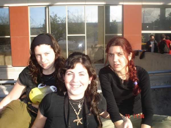 Esther_SanzGr's tweet photo. De los mejores momentos de mi vida los he tenido en la cafetería de la 
@FCom_US con mis compis de piso. Decís que no se aprende en la Uni. En mi caso me cambió la vida y aprendí a perder todos mis complejos. Casi ná. La disfruté y la exprimí todo lo que pude 💜 https://t.co/7RlGe3a9gM