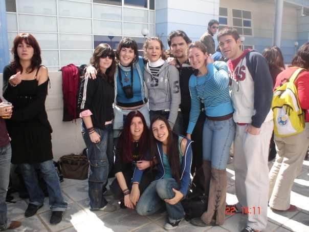 Esther_SanzGr's tweet photo. De los mejores momentos de mi vida los he tenido en la cafetería de la 
@FCom_US con mis compis de piso. Decís que no se aprende en la Uni. En mi caso me cambió la vida y aprendí a perder todos mis complejos. Casi ná. La disfruté y la exprimí todo lo que pude 💜 https://t.co/7RlGe3a9gM