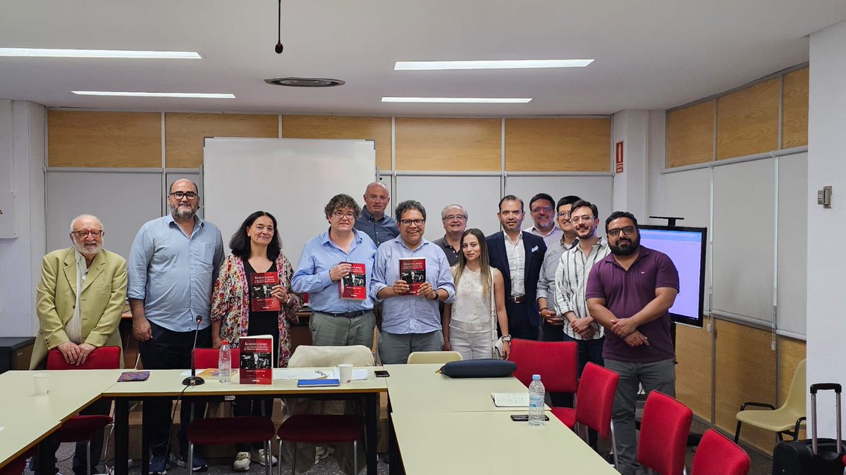 Muchas gracias a Gonzalo Ramírez Cleves <a href="/iureamicorum/">Gonzalo Ramirez Cleves</a>, profesor del <a href="/DerConstUEC/">Departamento de Derecho Constitucional- UExternado</a> de la <a href="/UExternado/">U.Externado</a>, por invitarme a participar esta tarde en la presentación del libro "Kelsen en el mundo" en la <a href="/ucm_derecho/">Facultad Derecho UCM</a> en compañía de tan extraordinarios juristas.
<a href="/FacDerechoUsal/">Facultad de Derecho</a>