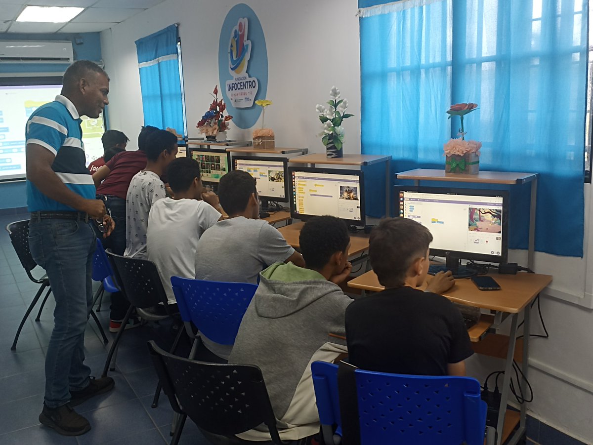 infomon25's tweet photo. Taller básico de Scratch con los niños y adolescentes de la comunidad. https://t.co/atgm4kiNE1