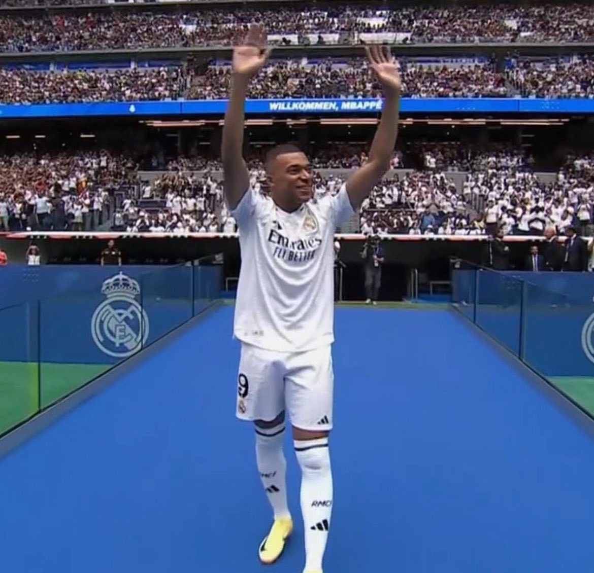 rlldes's tweet photo. اهلا فيك في ريال مدريد 
بوجود كيليان مبابي في ريال مدريد بنحقق ابطال اوروبا و بياخذ البالندور وستنتهي مقارنته بالوضيع هالاند https://t.co/kUNEfZ9OKv