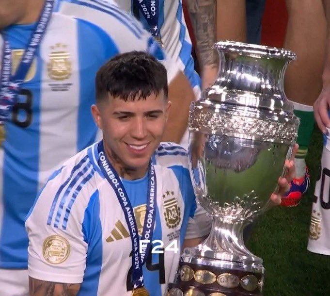 joeytribbianii0's tweet photo. They will never make me hate u
#enzofernandez #gocryaboutit #wokebullshit https://t.co/GBaPWzCWHs