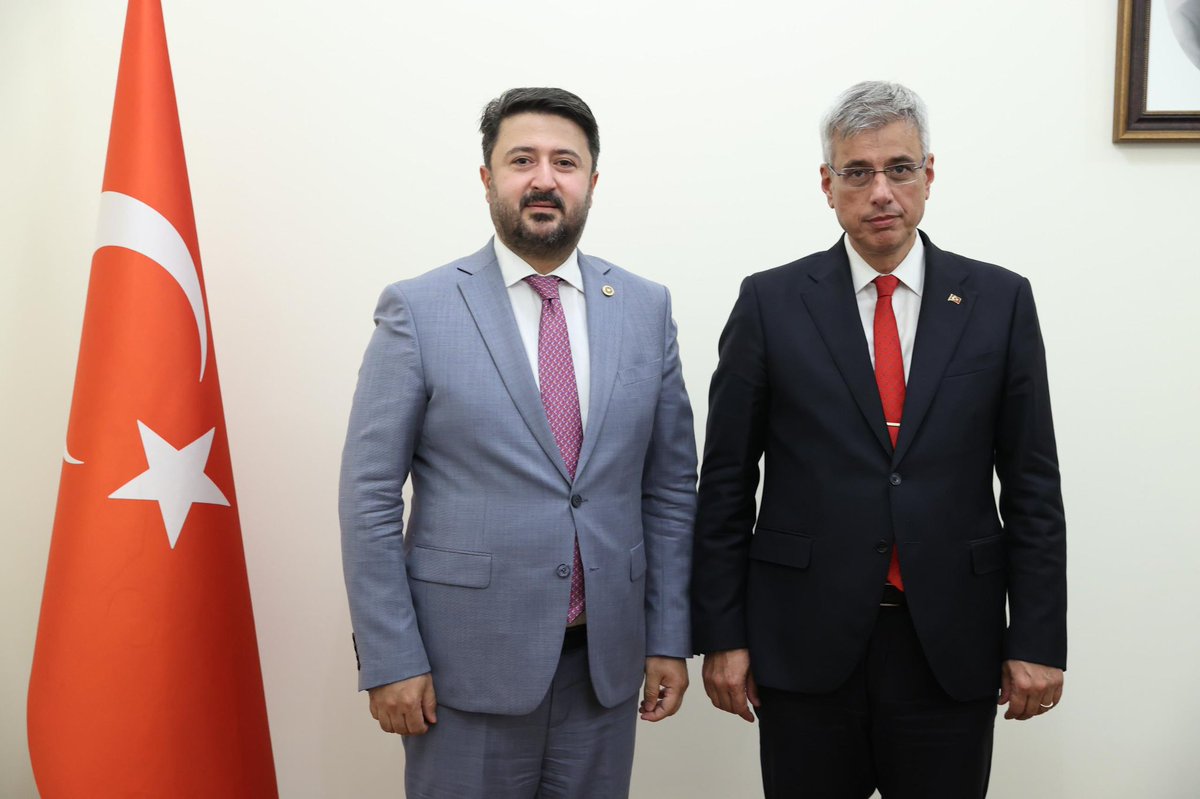 EmreCaliskan_50's tweet photo. Fizyoterapist Meslektaşlarıma güzel bir haber vermek isterim:

Sağlık Bakanımız Sayın @drmemisoglu 'nu Gazi Meclisimizde ziyaret ettim.

Serbest Çalışma Yönetmeliği ile alakalı Sayın Bakanımızla istişare ederek süreçle alakalı ilerlemeyi ve meslektaşlarımızın bu yönetmeliğin çalışma hayatımızın ihtiyaçlarına çözüm üretecek şekilde en kısa süre içerisinde tamamlanmasını beklediklerini ilettim.

Sayın Bakanımızın mesleğimizle alakalı konularda hassas olduğunu görmek beni ziyadesiyle mutlu etti.

Kendilerine çalışmalarında başarılar diliyorum.