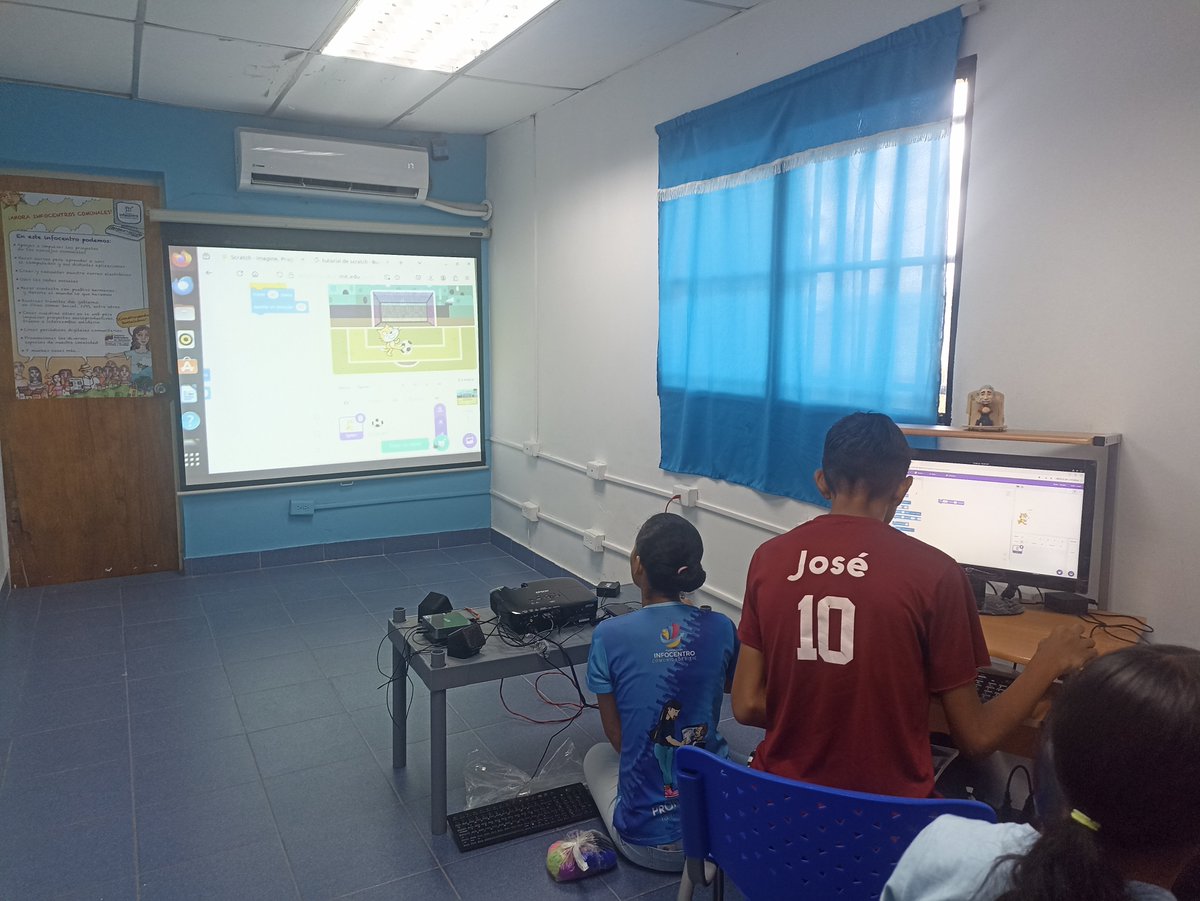 infomon25's tweet photo. Taller básico de Scratch con los niños y adolescentes de la comunidad. https://t.co/RA2bphAH89