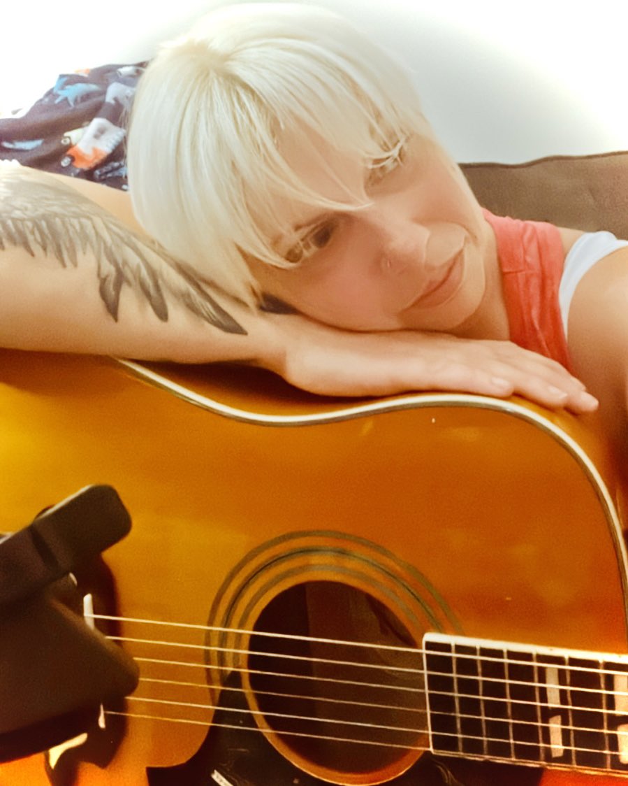 #musicismedicine #epiphonedove 🕊️ 🎸