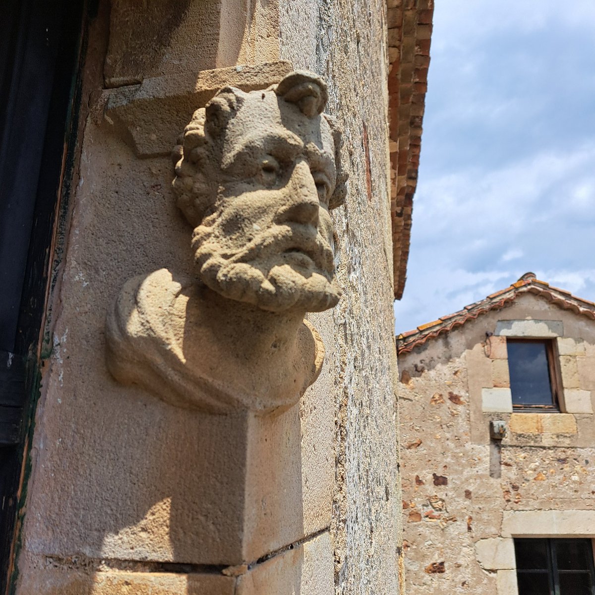 martamasies's tweet photo. Els de patrimoni de la Generalitat són tan considerats que convoquen els ajuts per restauració de Béns Culturals d'Interès Nacional i Local en  ple estiu perquè tingueu temps per recollir tots els papers que demanen🤭

Ho podeu fer aquí👇

https://t.co/FuUjsGHcuf https://t.co/ONA8wz8ZYC