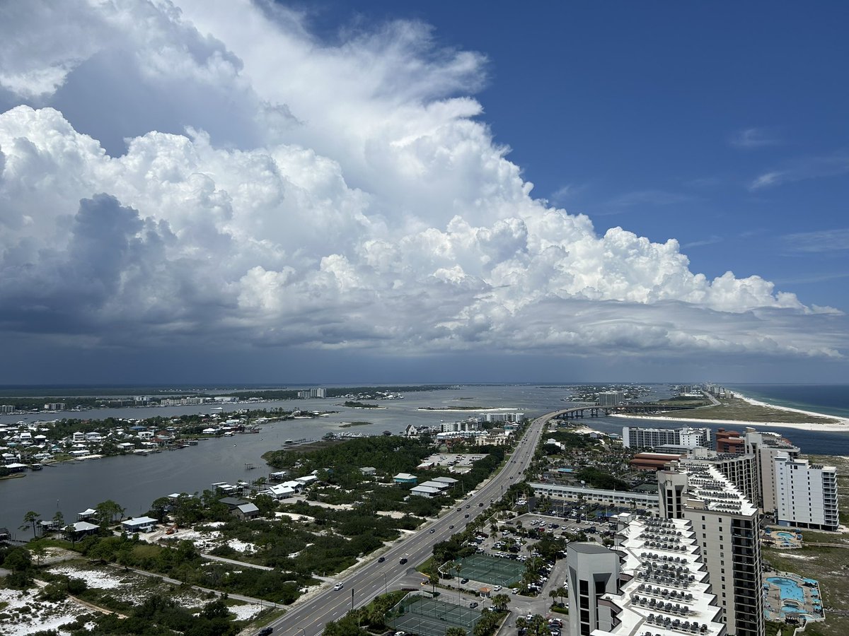 CeebzWheeler's tweet photo. @spann Close call in Orange Beach https://t.co/IlOtRYz7BB