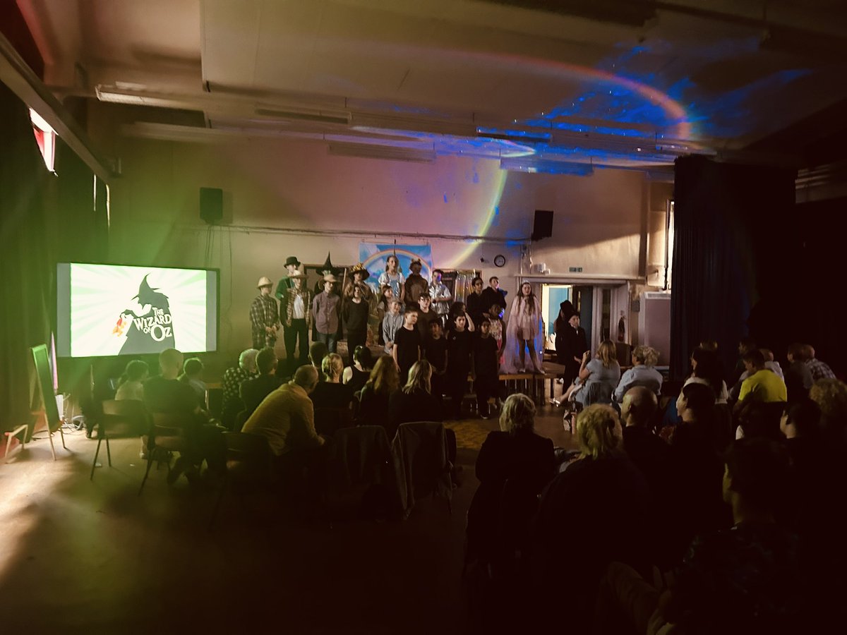 stmarysbarnsley's tweet photo. Simply amazing! A wonderful production that blew us all away. Well done @sixstmarys 🌈 https://t.co/aSMPJfRw0Z