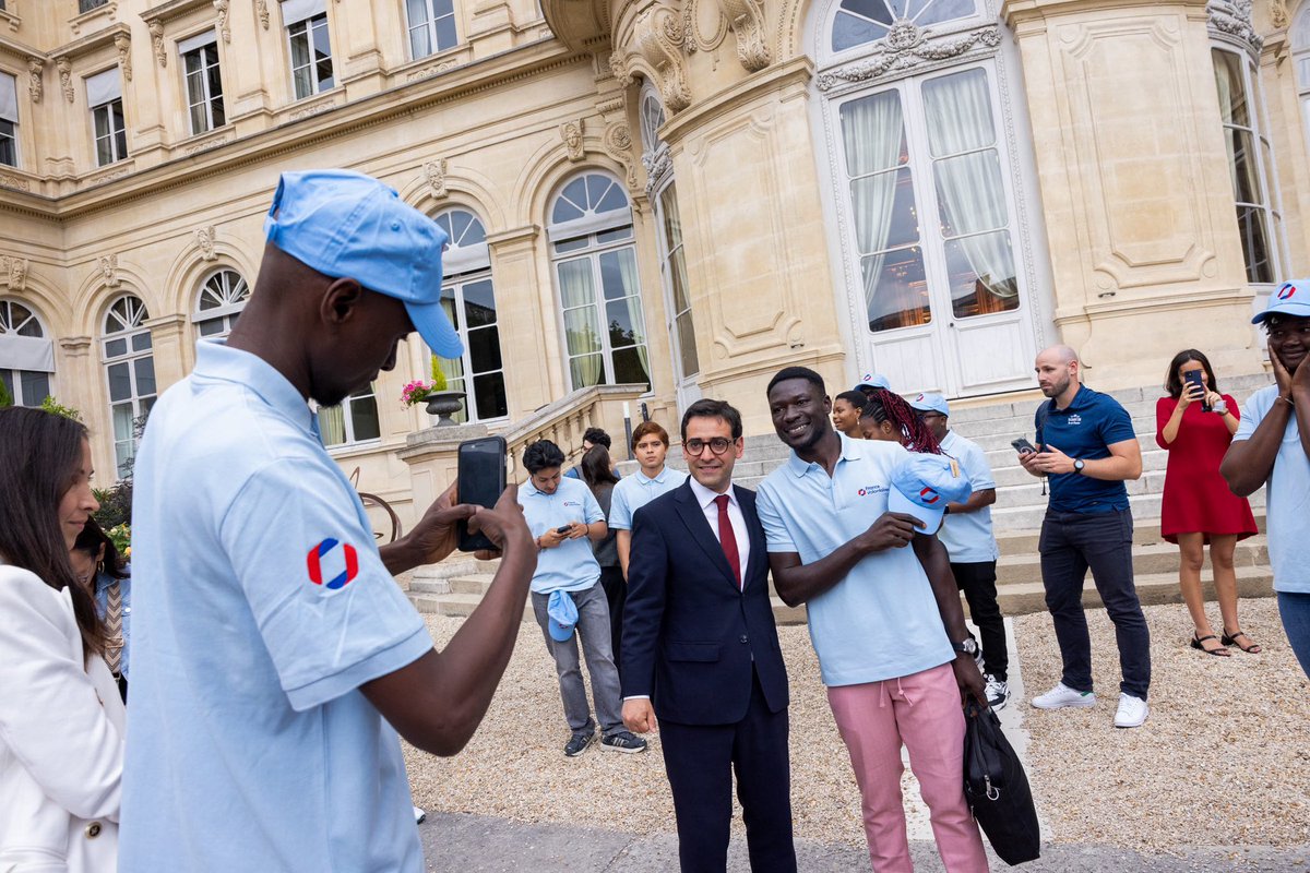 steph_sejourne's tweet photo. La 🇫🇷 accueillera bientôt le monde !

Les JOP de @Paris2024 reposent sur le partage et l’engagement du monde entier.

Heureux de recevoir au Quai d’Orsay les volontaires internationaux et de saluer les agents de liaison du ministère.

Les Jeux existeront aussi grâce à vous ! https://t.co/7vWHOOoQjg