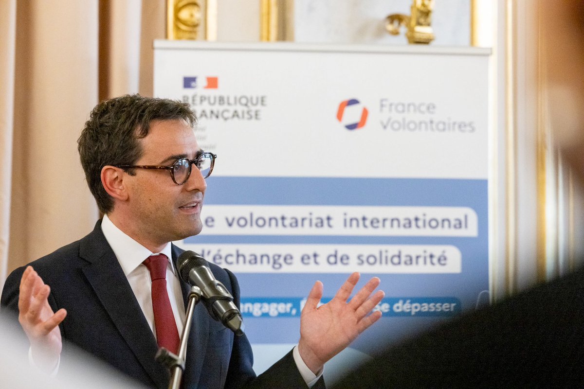steph_sejourne's tweet photo. La 🇫🇷 accueillera bientôt le monde !

Les JOP de @Paris2024 reposent sur le partage et l’engagement du monde entier.

Heureux de recevoir au Quai d’Orsay les volontaires internationaux et de saluer les agents de liaison du ministère.

Les Jeux existeront aussi grâce à vous ! https://t.co/7vWHOOoQjg