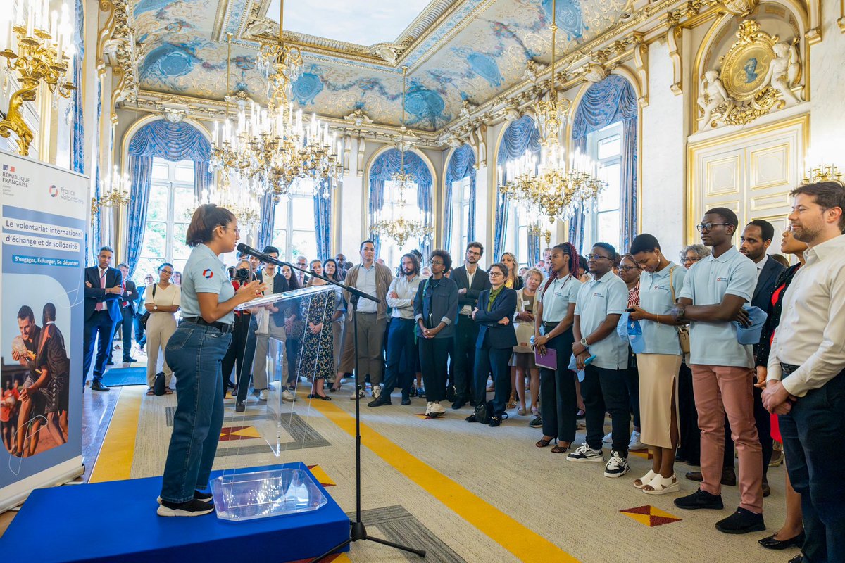 steph_sejourne's tweet photo. La 🇫🇷 accueillera bientôt le monde !

Les JOP de @Paris2024 reposent sur le partage et l’engagement du monde entier.

Heureux de recevoir au Quai d’Orsay les volontaires internationaux et de saluer les agents de liaison du ministère.

Les Jeux existeront aussi grâce à vous ! https://t.co/7vWHOOoQjg