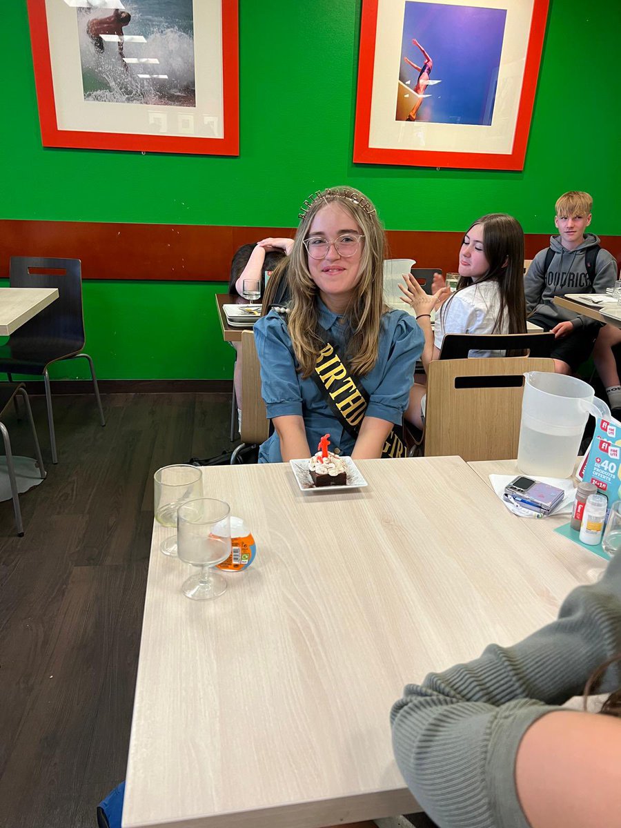MFLNWHS1's tweet photo. Fêter son anniversaire en France c’est pas mal. Bon anniversaire Ava! 🇫🇷🇫🇷 @NunneryWoodHS https://t.co/evEDLfI4h6