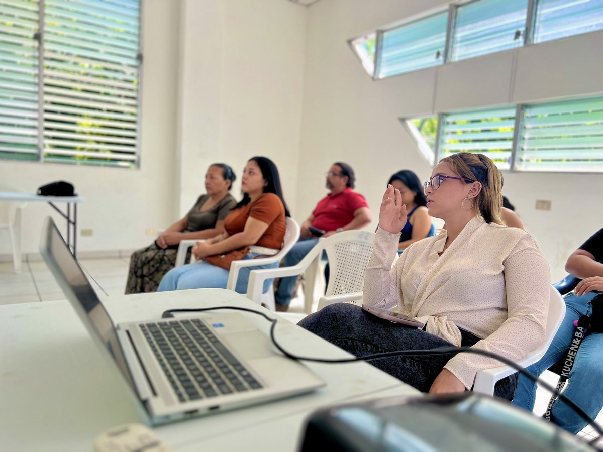 DenisGodoyX's tweet photo. Como distrito de Cuscatancingo, estamos canalizando la asistencia a los emprendedores con el apoyo de @WorldVisionSV a través del proyecto “Creando Oportunidades”. Este día llevamos a cabo un taller enfocado en fortalecer las capacidades de las y los emprendedores. @PrensaAMSSC https://t.co/AYpq4viIjZ