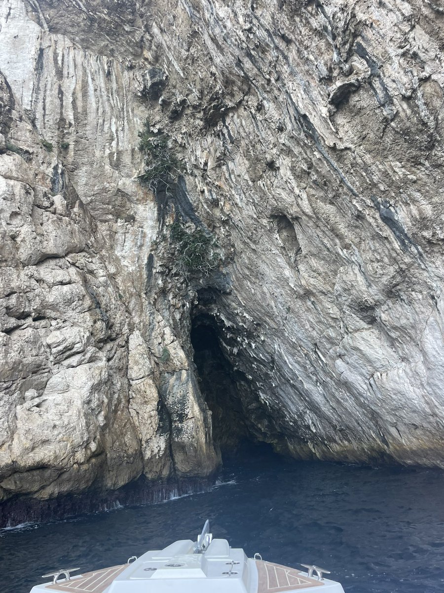 Si vous souhaitez découvrir les plus beaux endroits des calanques marseillaises qu’un seul contact => <a href="/cordobastien/">cordo.bastien</a> et ce moment restera pour vous comme une « dinguerie » #calanques #Marseille #paradis