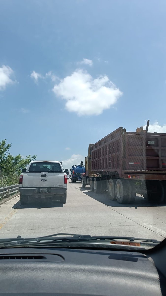 ChismitoJarocho's tweet photo. #ChismitoJarocho PACIENCIA 📸 1:42 pm #ReporteVial Intenso tráfico en el kilómetro 13.5 para salir a la carretera federal puerto de Veracruz - Xalapa por el traslado de silos de @cbrands. @GN_Carreteras @AyuntamientoVer @PatyYunes #VeracruzPuerto #Jarochos #Veracruz2024 @vialver https://t.co/UyfKEmNfDl