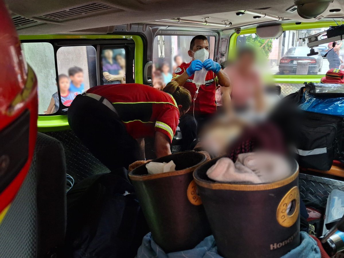 bomberosmuni's tweet photo. #Emergencias123 |#Electrizado
🚨Descarga eléctrica🚨
@bomberosmuni le prestan atención pre hospitalaria a un hombre que Accidentalmente toco cables de alta tensión sufriendo quemaduras de consideración, esto sucedió en el sector lote 59 Unidos Por La Paz Z. 12 https://t.co/uLdvOru2fR