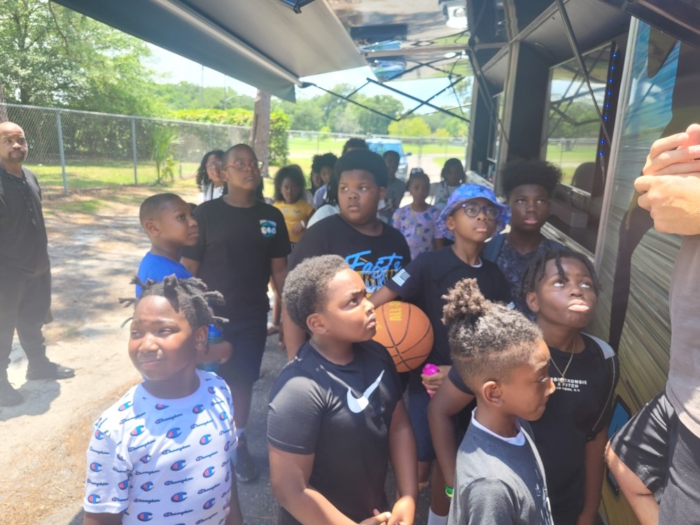 jaxparks's tweet photo. Rec N’ Roll is rolling at Lem Merrett Park! These youngsters are lining up to engage in fun structured and non-structured activities this summer. Rec N’ Roll is available Monday – Friday thru 8/02, 10:30a – 6:30p. Outside programs may be cancelled due to unforeseen circumstances. https://t.co/TnHPFI9yXv