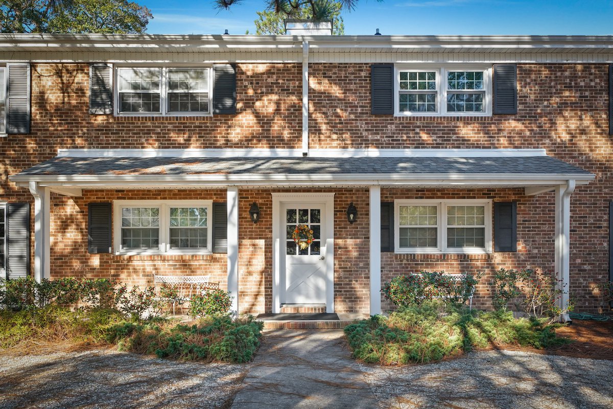 GreenHemUSA's tweet image. Discover the perfect blend of tranquility and modern living in this 2-bedroom, 2-bathroom condo in Knollwood Village in Southern Pines. Don't miss the opportunity to make this peaceful and scenic retreat your own. 🏡

👉greenhemusa.com/idx/351-D-Drif…

#SouthernPinesNC #PinehurstNC